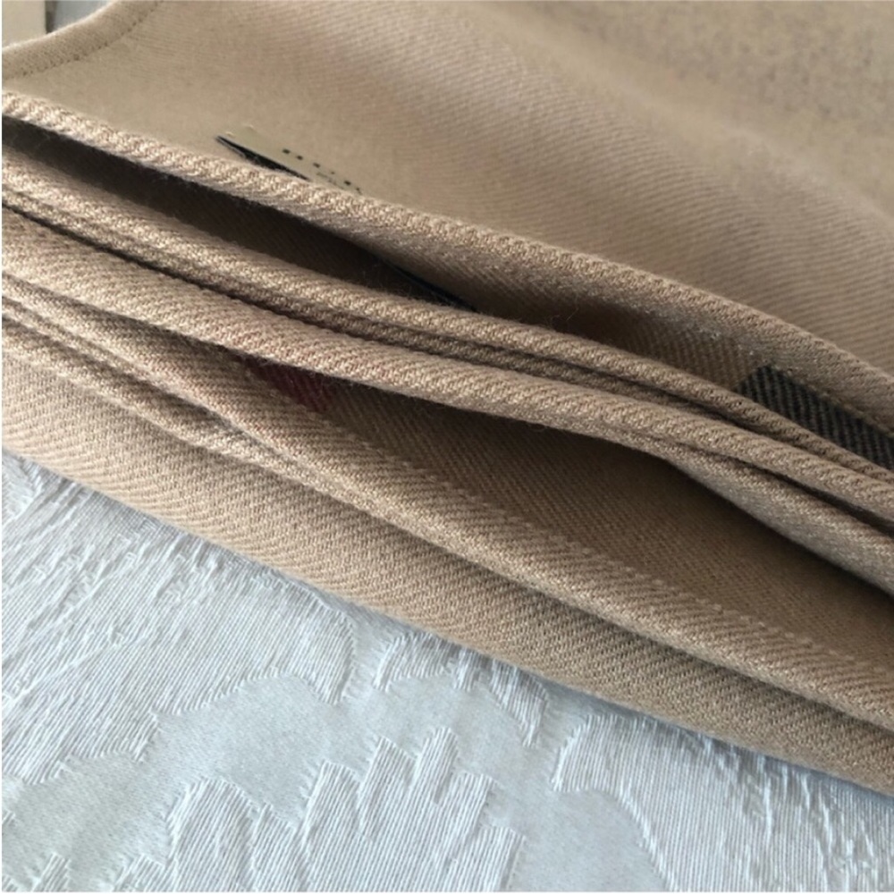 NWT Burberry Charlotte Reversible Wool 140 X 140 Cape Scarf Wrap poncho - Picture 9 of 10